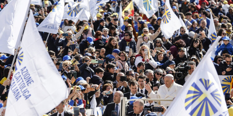 Francesco incontra a Piazza San Pietro l'Azione Cattolica