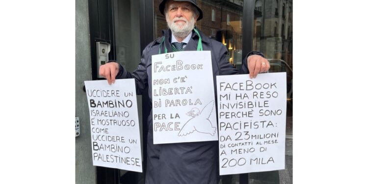 Protesta sotto la sede di Milano: "Io reso quasi invisibile"