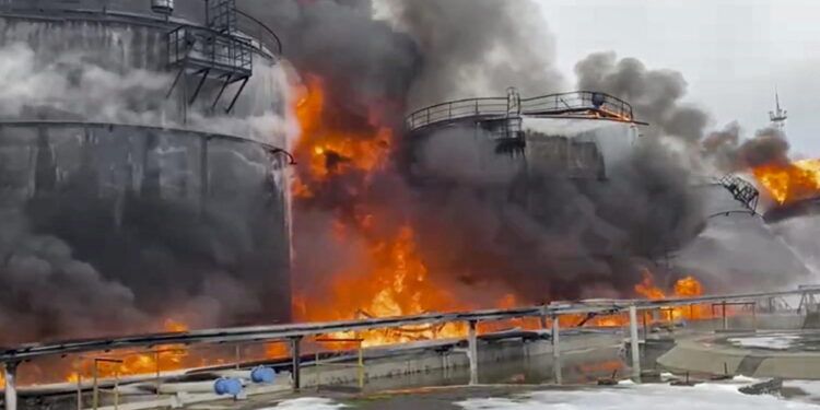 Media: 'Servizi speciali ucraini hanno colpito basi Rosneft'