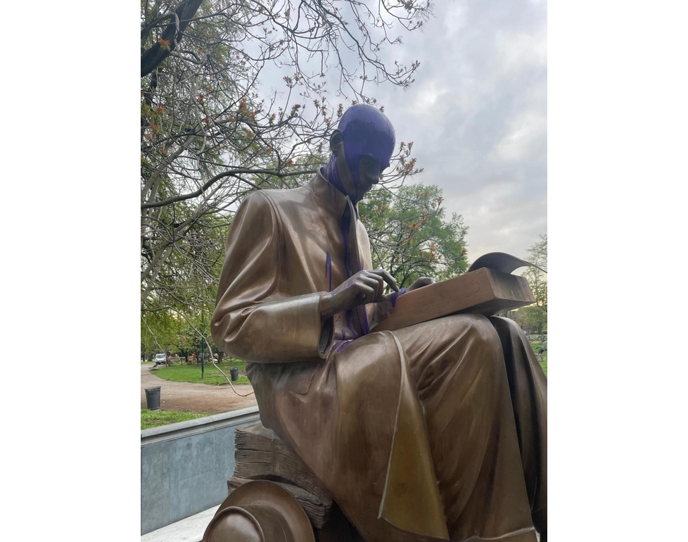 Lega, di nuovo imbrattata la statua di Montanelli a Milano