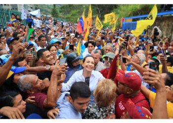 E ottiene il sostegno di Guaidó: 'Aiutiamola nelle strade'