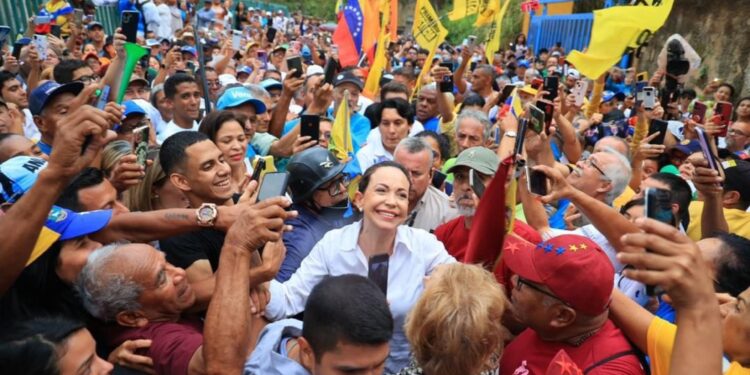 E ottiene il sostegno di Guaidó: 'Aiutiamola nelle strade'