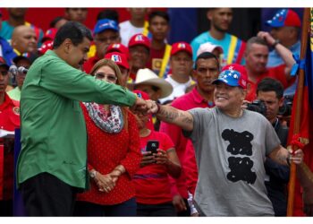 Il venezuelano mostra un orologio regalatogli dall'ex calciatore