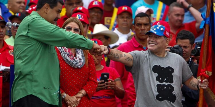 Il venezuelano mostra un orologio regalatogli dall'ex calciatore