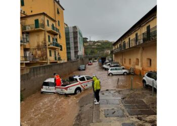 Protezione civile rimuove furgone incastrato in un ponte