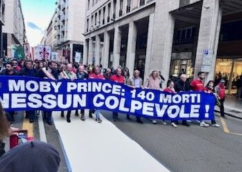 Steso uno striscione di 33 metri