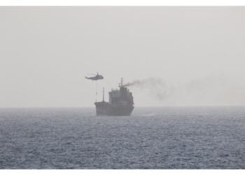 'Autorità di Teheran sulla nave con un elicottero'