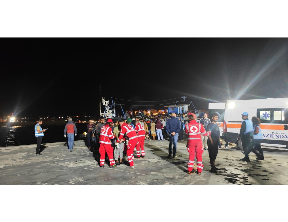 Naufraga barchino, morta 18enne, salvati 45 migranti