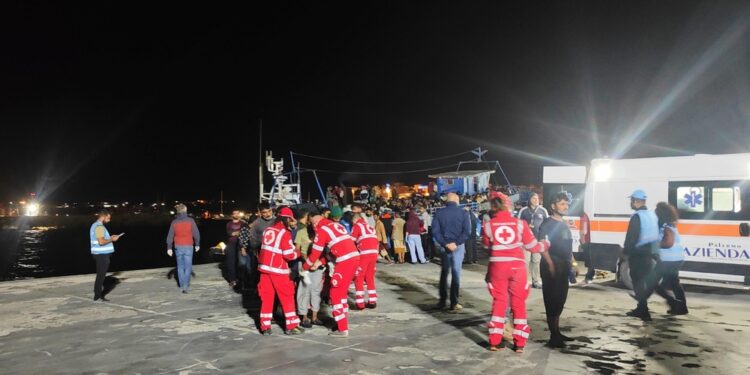 Soccorsi da motovedetta Guardia Costiera diretta a Lampedusa