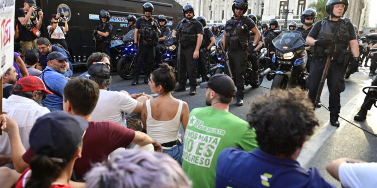 Il dibattito alla Camera al via con i sindacati in piazza