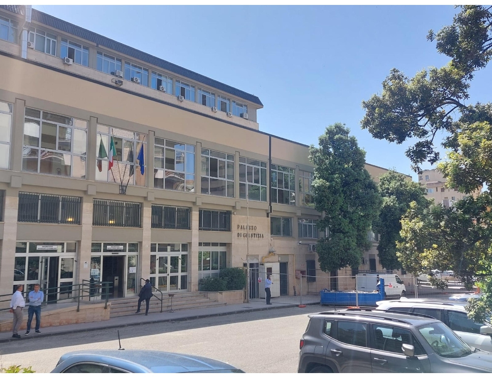 Perseguita la ex e posta sua foto nuda, 16enne arrestato