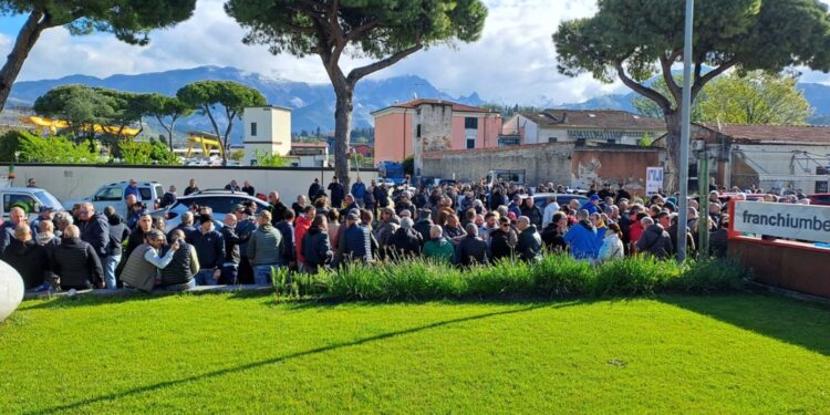 Protesta per parole imprenditore 'Incidenti perché deficienti'