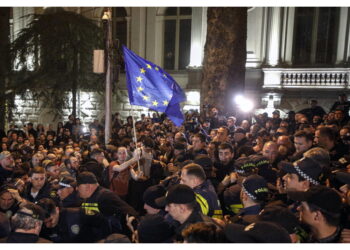 La polizia in tenuta antisommossa attorno al Parlamento