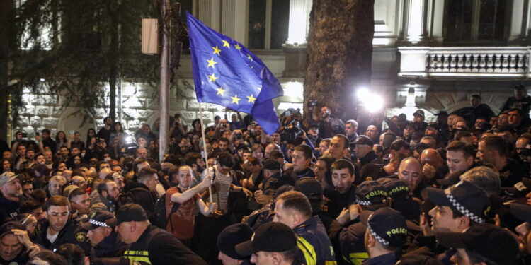 La polizia in tenuta antisommossa attorno al Parlamento