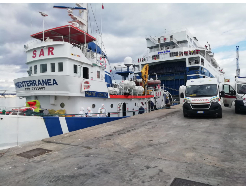 Spari da motovedetta libica mentre Mare Jonio soccorre migranti