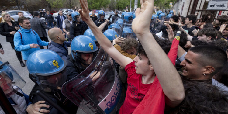 Oggi l'assemblea alle 18 sul pratone dell'Università