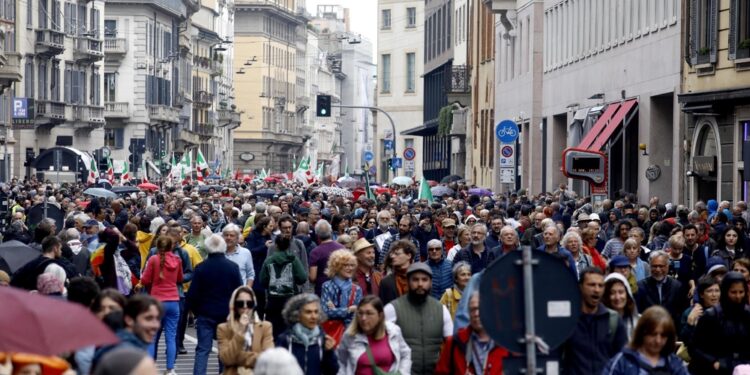 In testa il sindaco Giuseppe Sala con il gonfalone del Comune