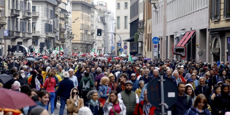 In testa il sindaco Giuseppe Sala con il gonfalone del Comune