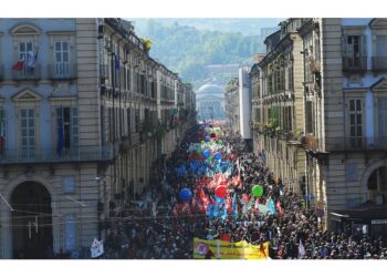 Contestata anche violenza privata contro militanti del Pd