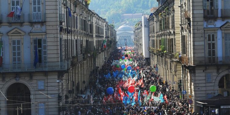 Contestata anche violenza privata contro militanti del Pd