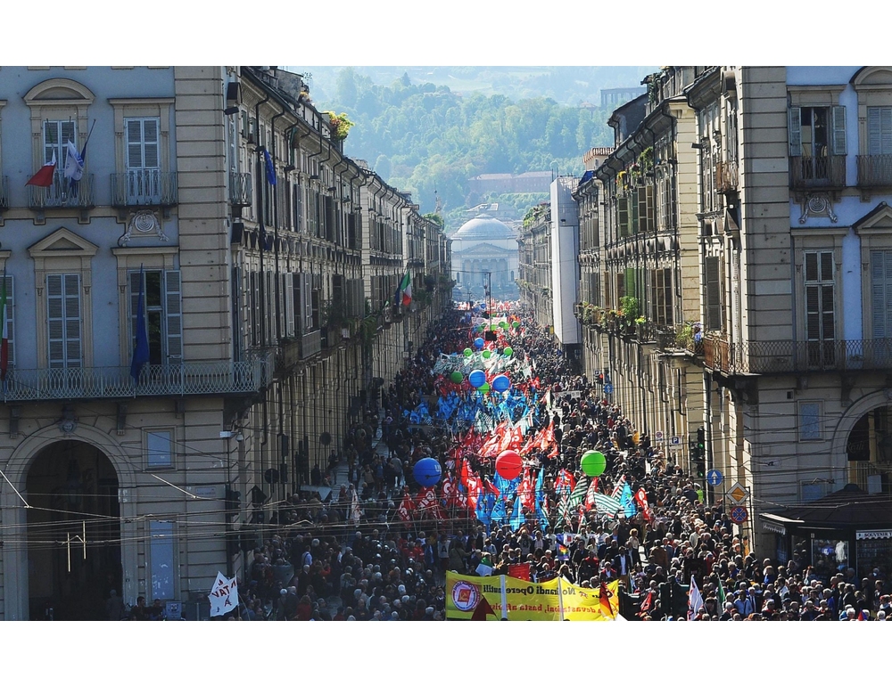 Contestata anche violenza privata contro militanti del Pd