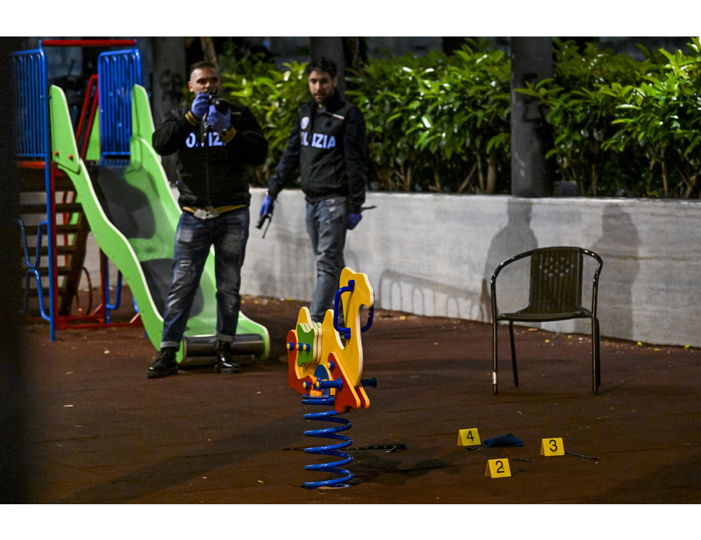 Uno sparo al parco giochi a Napoli, ferita una donna