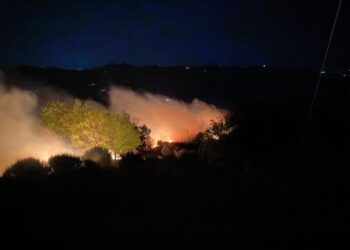 Bruciano sterpaglie e macchia mediterranea a Torricella Sicura