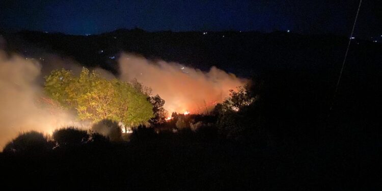 Bruciano sterpaglie e macchia mediterranea a Torricella Sicura