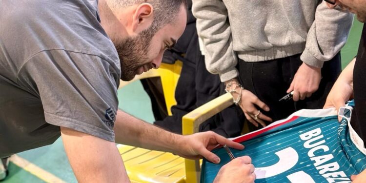 A Fino Mornasco l'autografo di Bucarelli sulla sua divisa di gioco