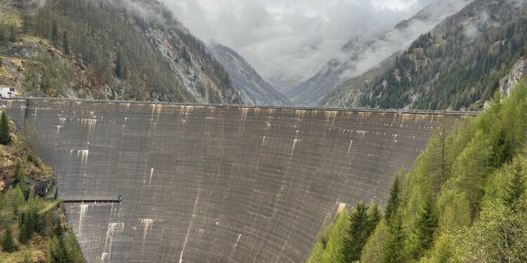 La Diga del Sambuco, in Canton Ticino