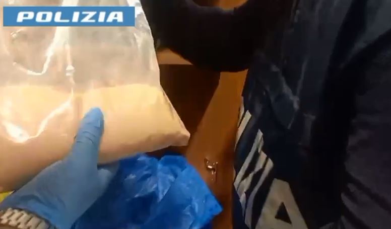 Droga dell’amore, maxi sequestro a Como. Arrestato 27enne, denunciata la fidanzata