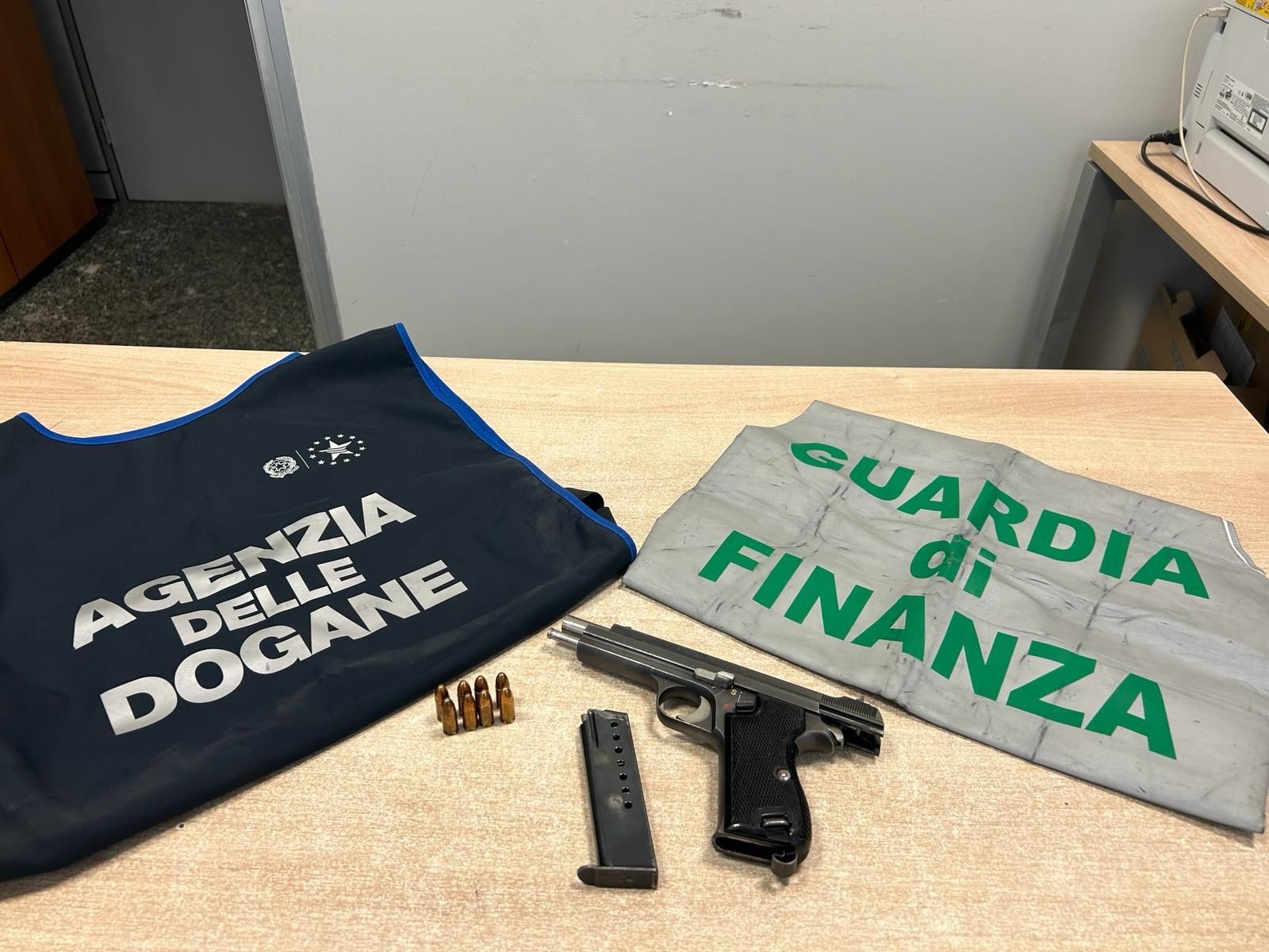 Valico autostradale di Brogeda, tenta di entrare in Italia con una pistola carica. Arrestato