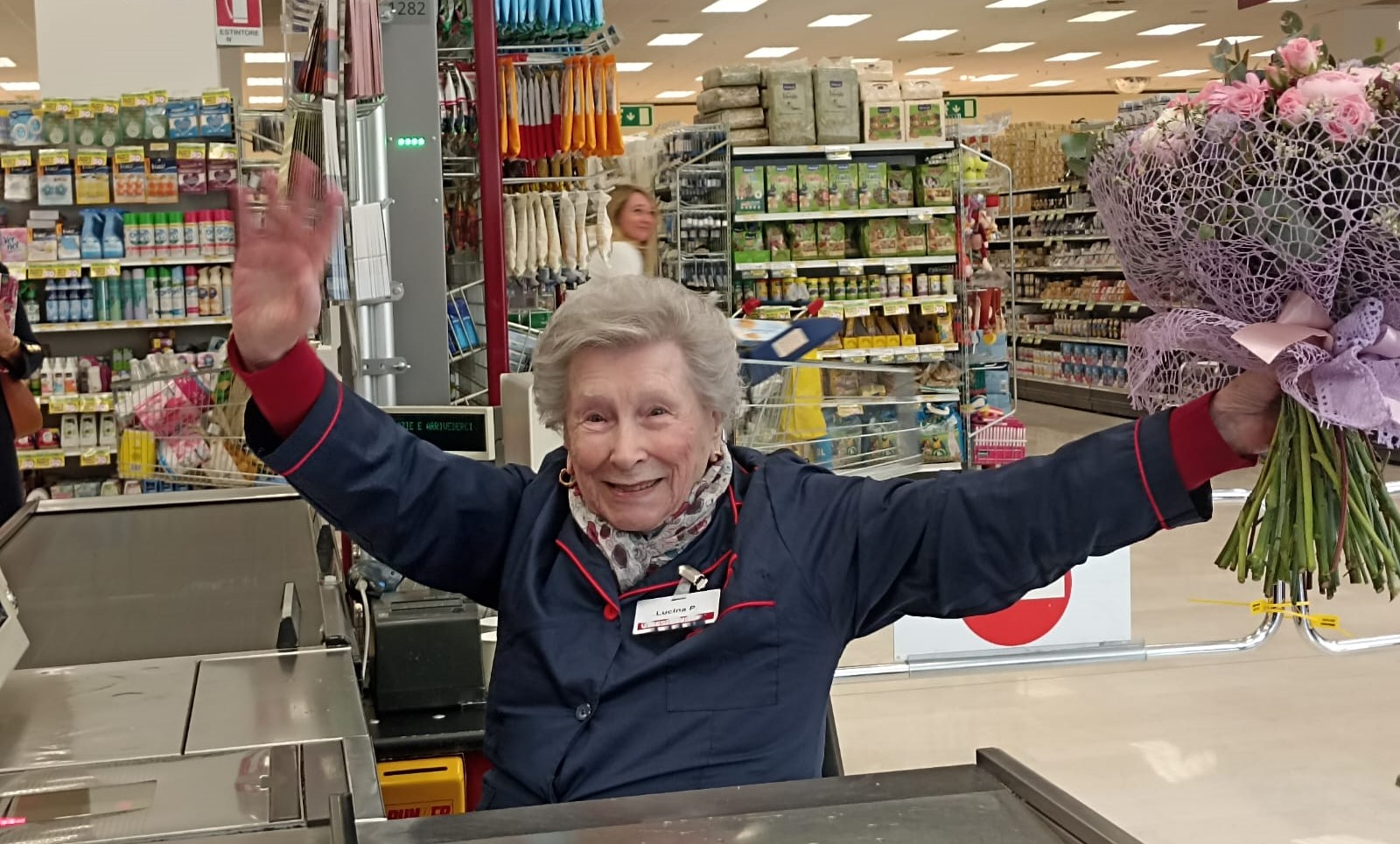 Il sogno realizzato di Lucina. A 90 anni cassiera per un giorno