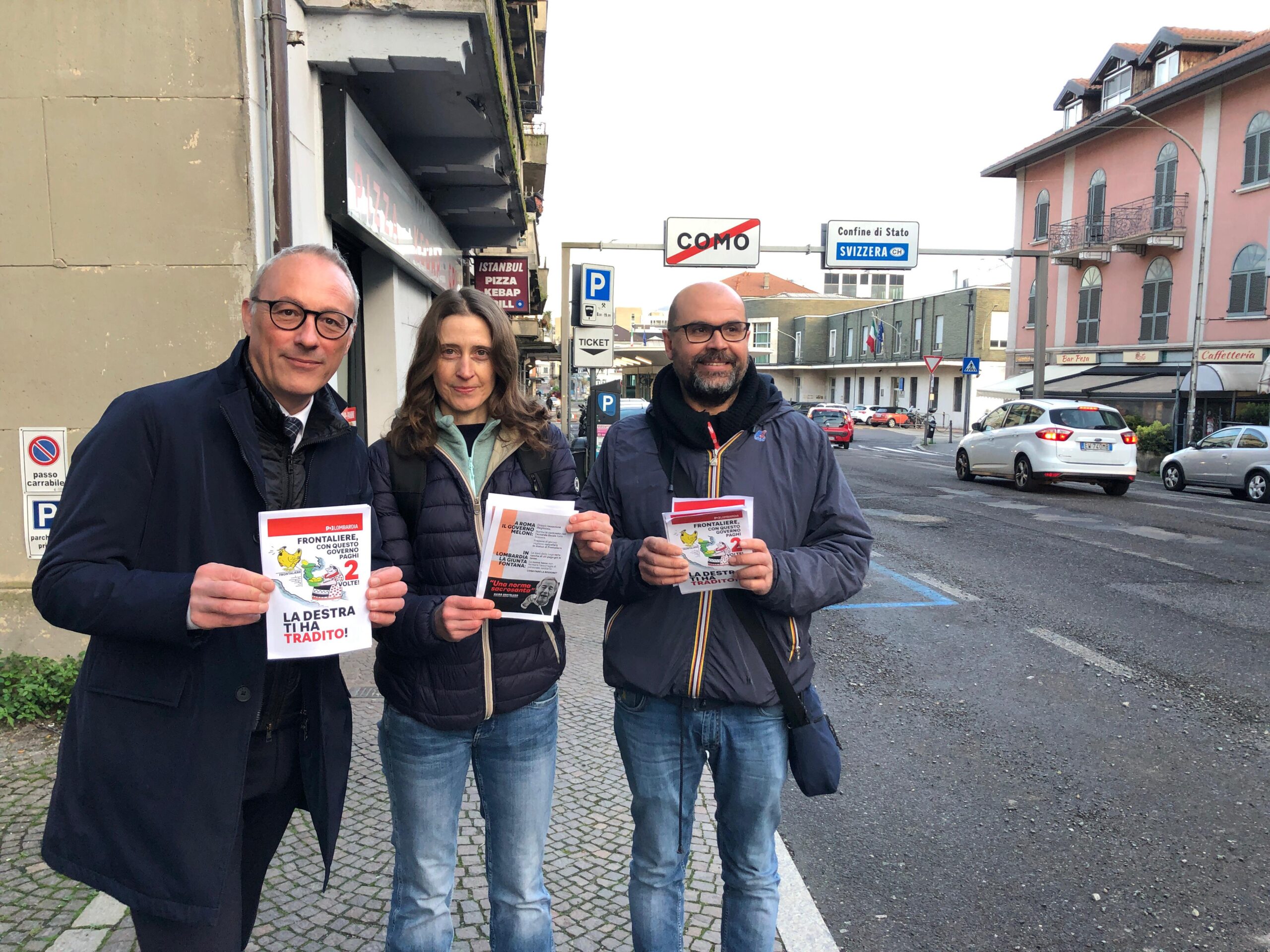Tassa sanitaria per i frontalieri. La protesta del Pd alla dogana Ponte Chiasso: “Misura ingiusta”