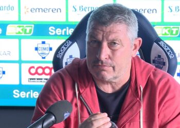 Mister Osian Roberts, allenatore del Como