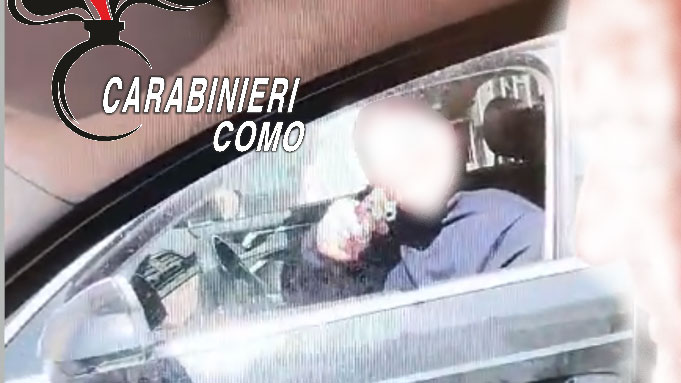 LA SEQUENZA DI IMMAGINI – Terrore in strada nel Comasco: lite per una precedenza, automobilista punta la pistola in faccia a padre e figlio