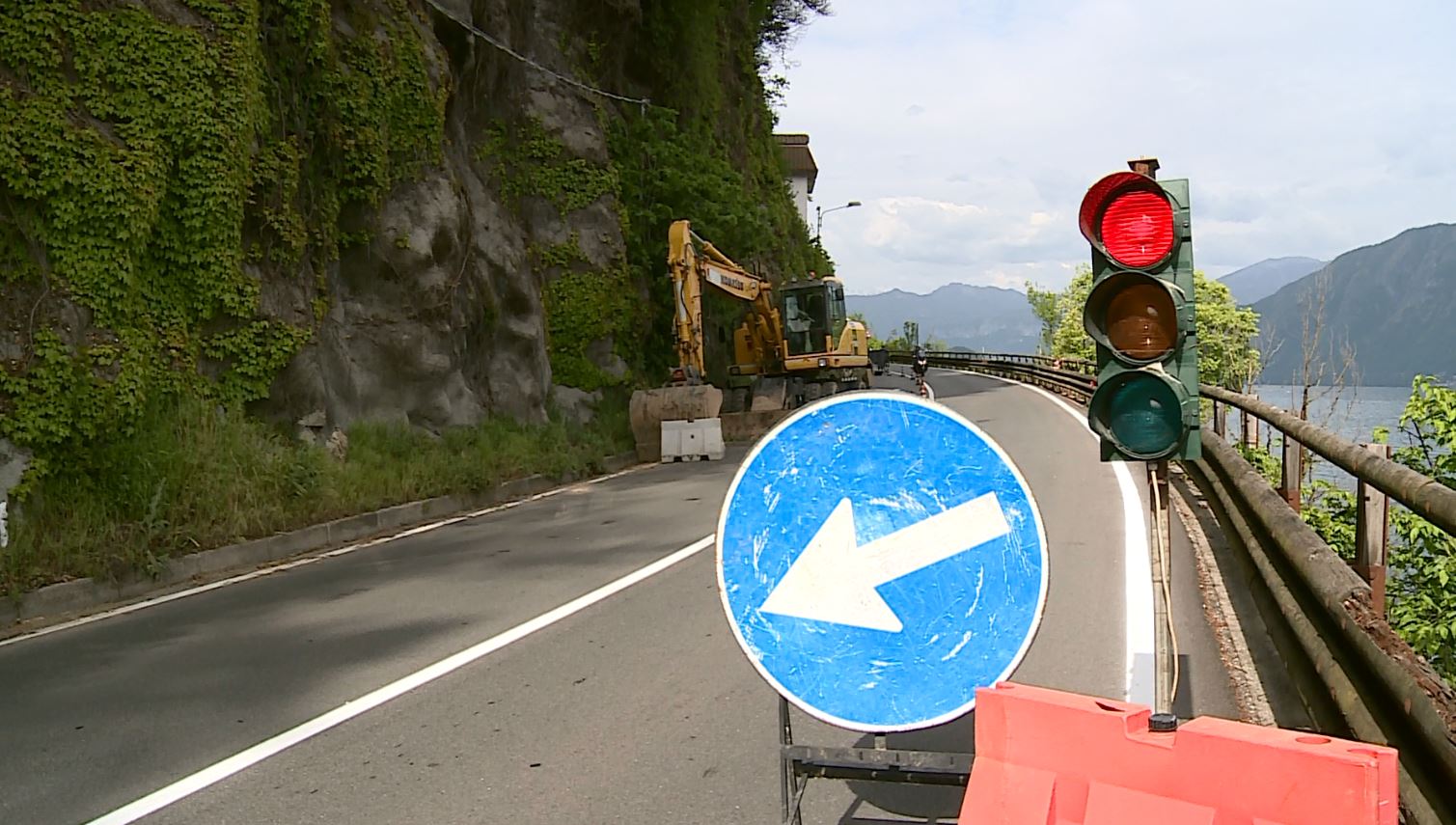 Albero caduto, senso unico sulla Regina almeno fino a domani. Attesi i rocciatori