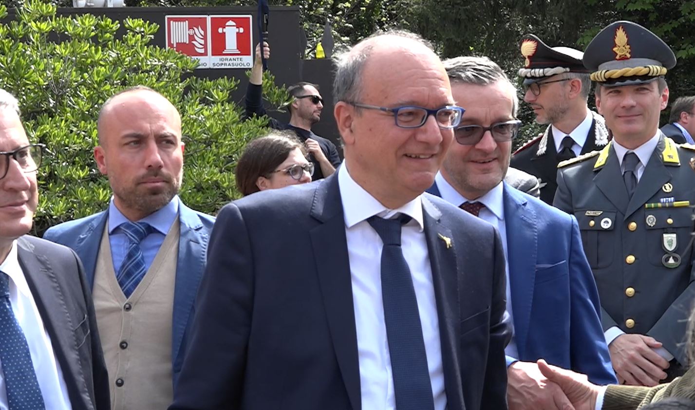La visita del ministro Valditara nelle scuole comasche. Stranieri nelle classi: “Distinguere tra chi conosce l’italiano e chi no”