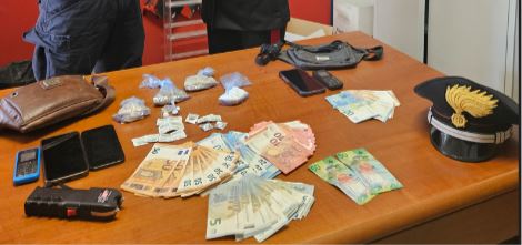 Spaccio nei boschi di Cadorago: nel bivacco droga, soldi e un taser. Due arresti