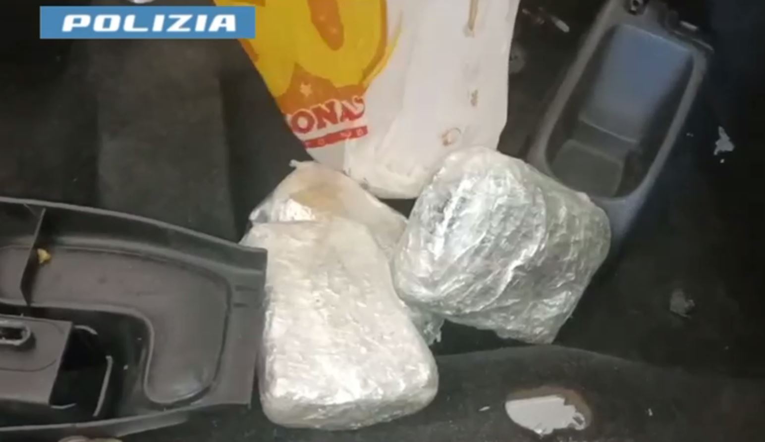 Spaccio nell’Erbese, operazione della polizia: tre arresti e 13 chili di droga sequestrati