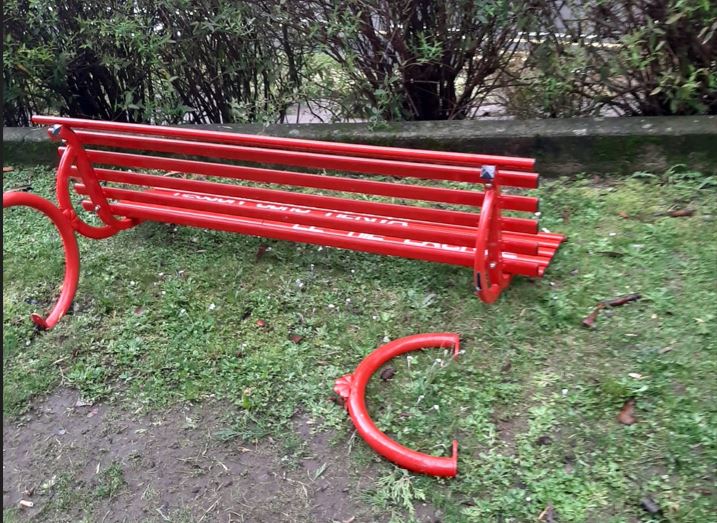 Centro Valle Intelvi, vandalizzata la panchina rossa. Il sindaco: “È un affronto a tutti i cittadini. Chiederò un incontro con il Prefetto”