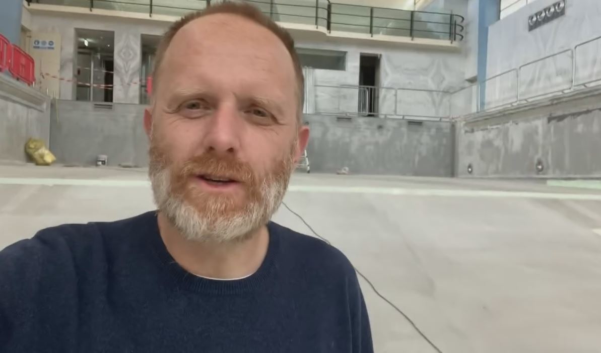 Sinigaglia di Como, Rapinese “dentro” la piscina: “Lavori in ritardo? Chissenefrega. L’importante era farli bene. Questo è un tempio”