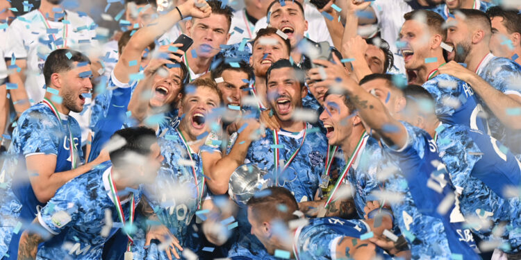 Le festa dei giocatori azzurri (foto Roberto Colombo)