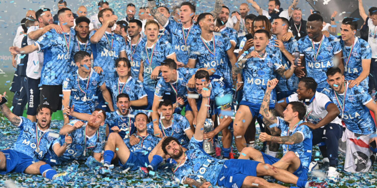 La gioia dei lariani dopo la promozione in serie A (foto Roberto Colombo)