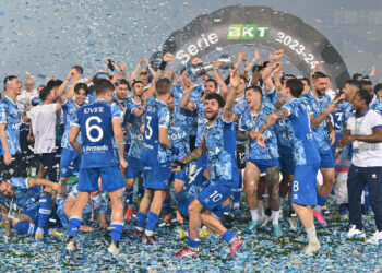 La festa della squadra dopo la promozione (foto Roberto Colombo)