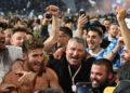 Mister Osian Roberts festeggia con i tifosi ed i suoi giocatori (foto Roberto Colombo)