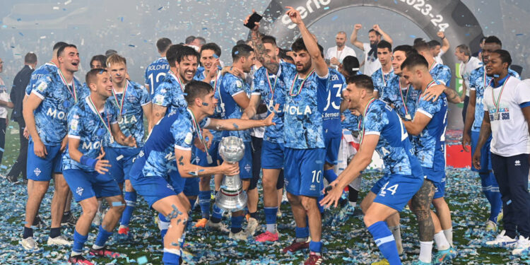 La festa degli azzurri la sera della promozione in A (foto Roberto Colombo)