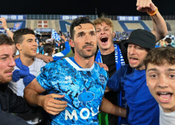 Alessandro Bellemo festeggiato dai tifosi azzurri dopo la promozione in A (foto Roberto Colombo)