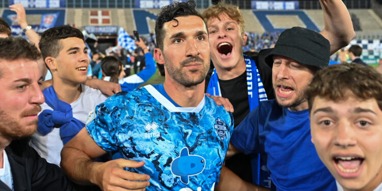Alessandro Bellemo festeggiato dai tifosi azzurri dopo la promozione in A (foto Roberto Colombo)