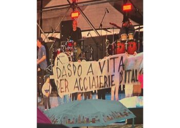 Striscione mostrato durante il concerto